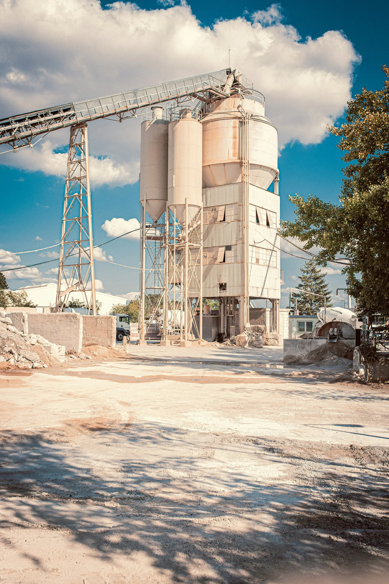 ready-mix batching plant silos serving Pittsburgh